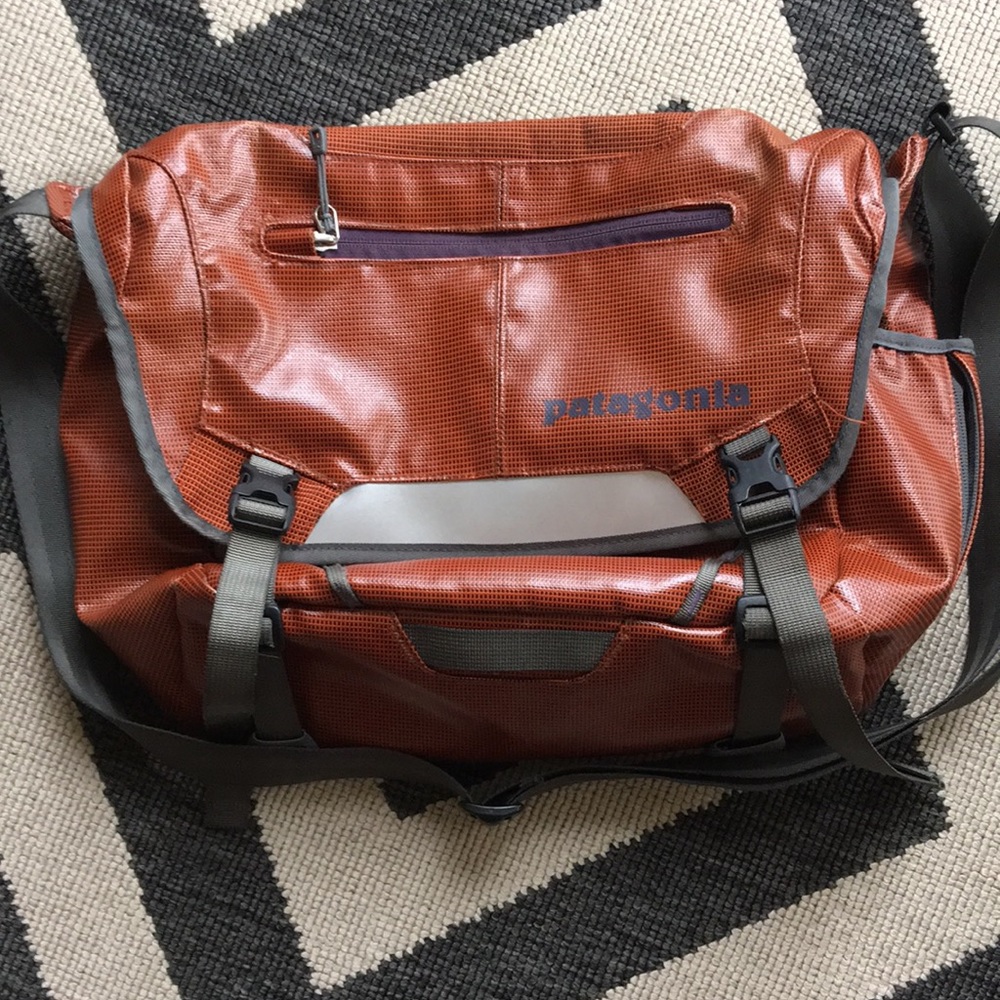 Patagonia Black Hole Messenger Bag RARE Rust Color